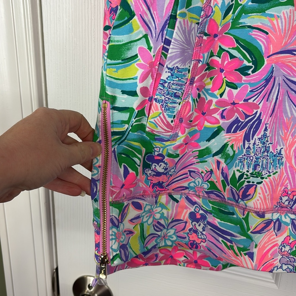 NWT Lilly Pulitzer x Disney beach comber crewneck sweatshirt sz med - Picture 5 of 8